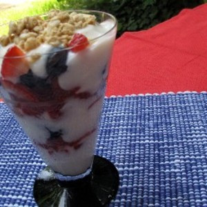 Erdbeer-Blaubeer-Joghurt-Parfait