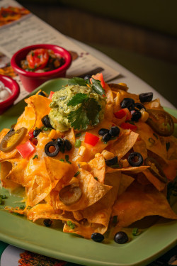 Luxury Loaded Nachos (Small) Zhāo Pái Huáng Jīn Mò Xī Gē Cuì Piàn