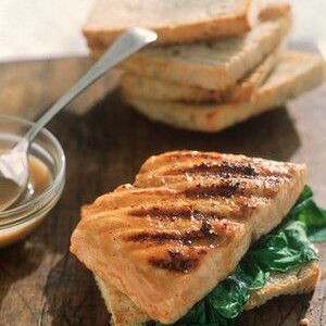 Gegrilltes Lachs-Sandwich