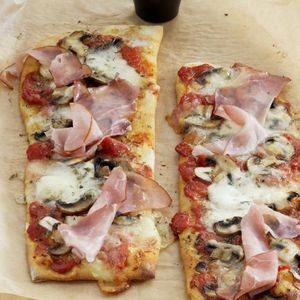 Pizza Mit Schinken Und Pilzen