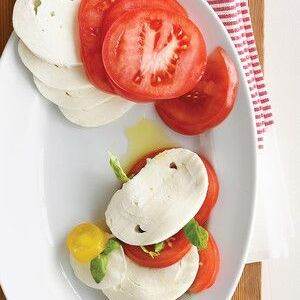 Frischer Mozzarella- Und Tomatensalat