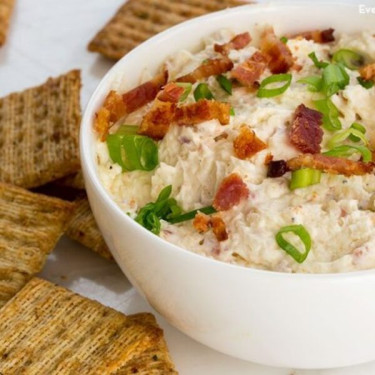 Weißer Cheddar-Bacon-Dip