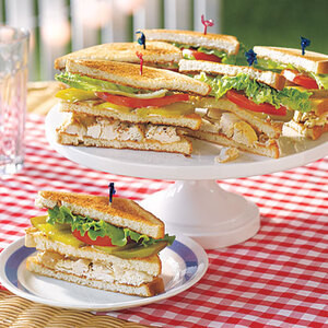 Hähnchen-Salat-Club-Sandwich