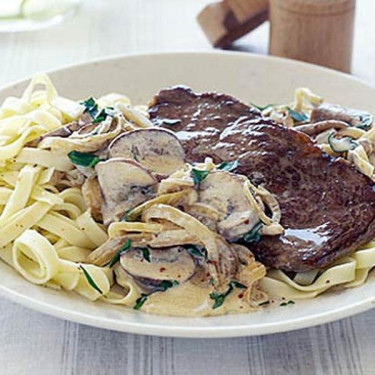 Pilz-Zwiebel-Gehacktes Steak