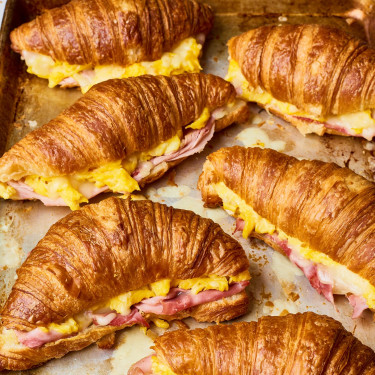 Croissant-Frühstücks-Sandwich