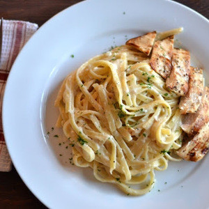 Fettuccine Alfredo Mit Gegrilltem Hähnchen