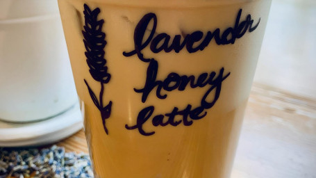 Geeister Honig-Lavendel-Latte