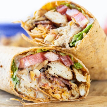 Klassischer Chicken Club Wrap