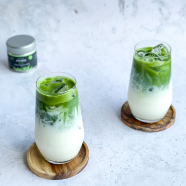 Eisiger Matcha Vanille Tee Latte