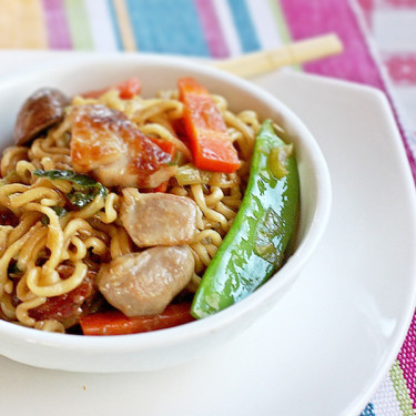 Hähnchen Oder Chinesischer Schweinebraten Lo Mein