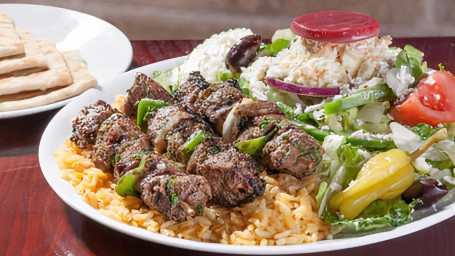 Steakspieße Mit Reis, Griechischer Salat Zum Abendessen