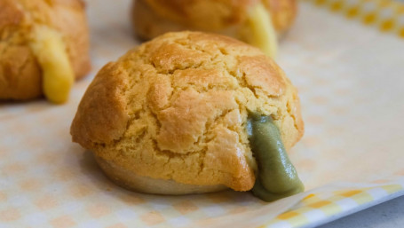 Matcha Pineapple Puffs (2 Pieces) Mǒ Chá Bō Luó Wáng