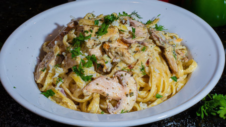 Fetuchini Alfredo Con Pollo